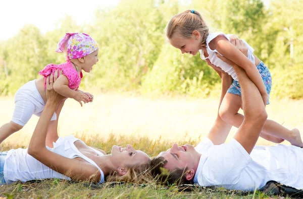 Retrato Pareja Joven Con Sus Dos Hijas Pequeñas — Foto de Stock