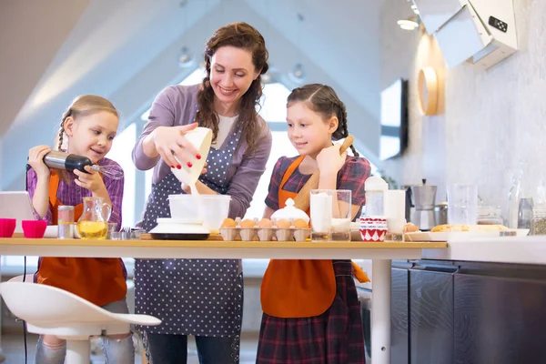 Madre Con Niños Pequeños Tienen Cocinar Juntos Cocina Casa — Foto de Stock