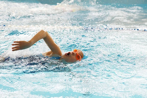 Niña Nadando Piscina Entrenamiento Natación —  Fotos de Stock