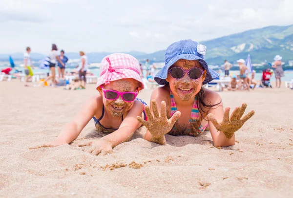 Little Girls Playing Sandy Beach Sunbathe Sun — Stock Photo, Image