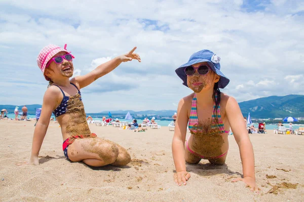 Little Girls Playing Sandy Beach Sunbathe Sun — Stock Photo, Image