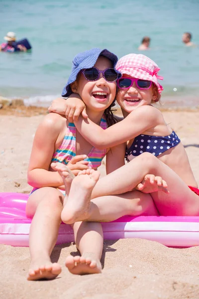 Bambine Che Giocano Una Spiaggia Sabbia Prendere Sole Sole — Foto Stock