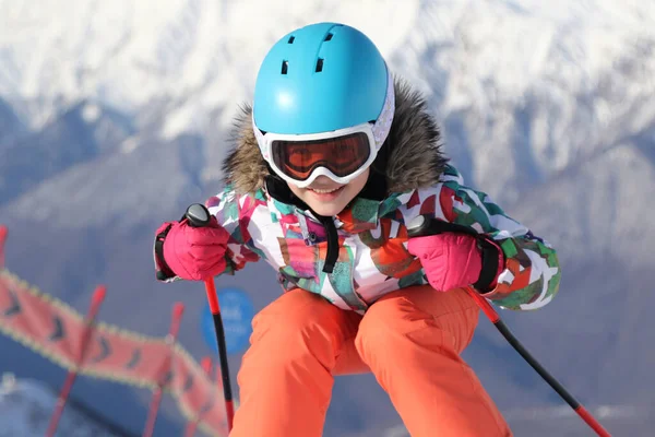 Menina Esqui Alpino Patinação Encosta Estância Esqui — Fotografia de Stock