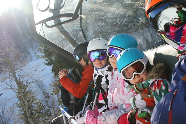 Famiglia Sportiva Attrezzatura Presso Una Stazione Sciistica — Foto Stock