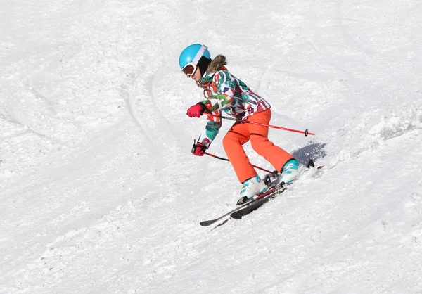 Liten Flicka Alpin Skidåkning Sluttningen Skidorten — Stockfoto