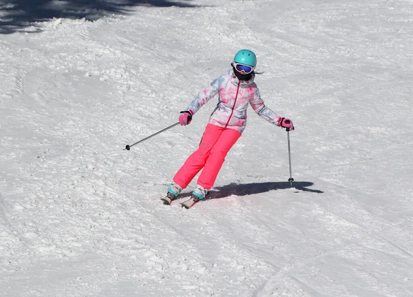 Menina Esqui Alpino Patinação Encosta Estância Esqui — Fotografia de Stock