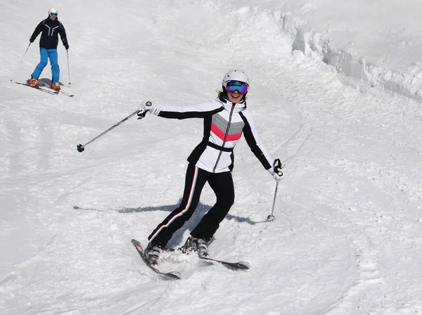 女性は山の雪道でスキーをし — ストック写真