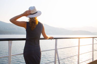 Genç kadın gemiyle denizde seyahat ediyor. 