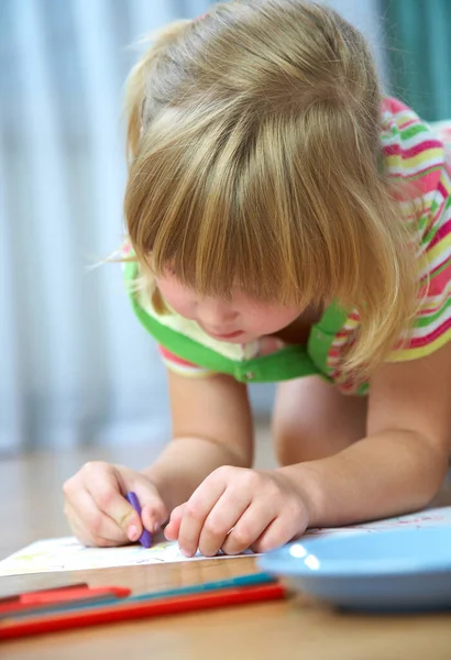 Ένα Κοριτσάκι Ζωγραφίζει Στο Σπίτι — Φωτογραφία Αρχείου