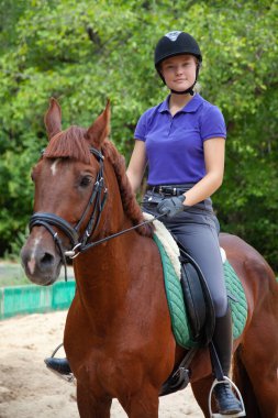Kırmızı atın üzerindeki genç binicinin portresi.