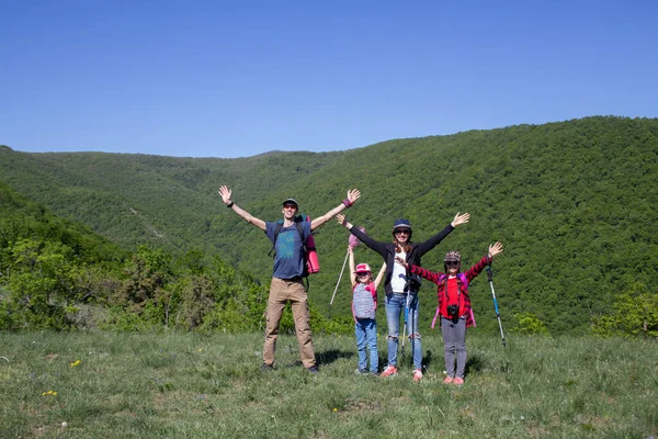 Familia Con Dos Niños Tienen Senderismo Través Las Montañas — Foto de Stock