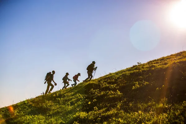 Familie Mit Zwei Kindern Wandert Durch Die Berge — Stockfoto