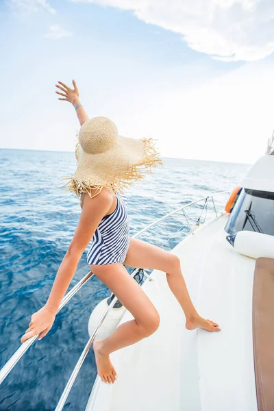 Mooie Jonge Vrouw Geniet Van Ontspannen Een Jacht Zee — Stockfoto