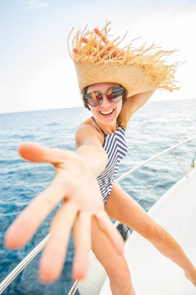 Mooie Jonge Vrouw Geniet Van Ontspannen Een Jacht Zee — Stockfoto