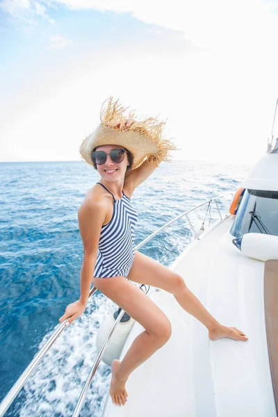 Hermosa Joven Mujer Disfruta Relajarse Yate Mar — Foto de Stock