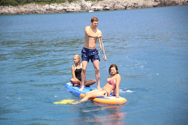 Jóvenes Traje Baño Montados Sup Surf Mar —  Fotos de Stock
