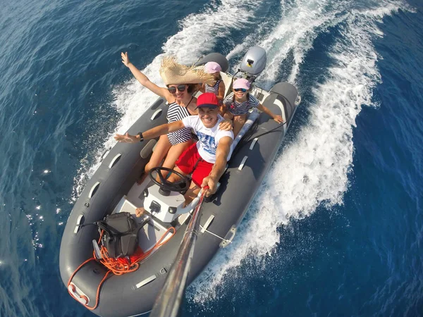 孩子们乘坐充气汽船在海上航行的家庭 — 图库照片