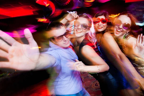 Ομάδα Νέων Που Διασκεδάζουν Χορεύοντας Στο Πάρτι — Φωτογραφία Αρχείου