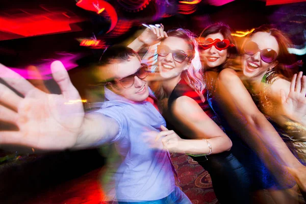 Grupo Jóvenes Divirtiéndose Bailando Fiesta — Foto de Stock