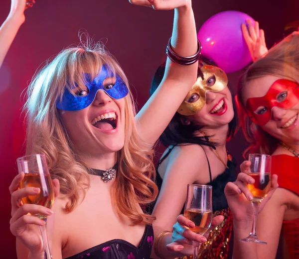 Dança Feliz Meninas Sob Máscaras Festa — Fotografia de Stock