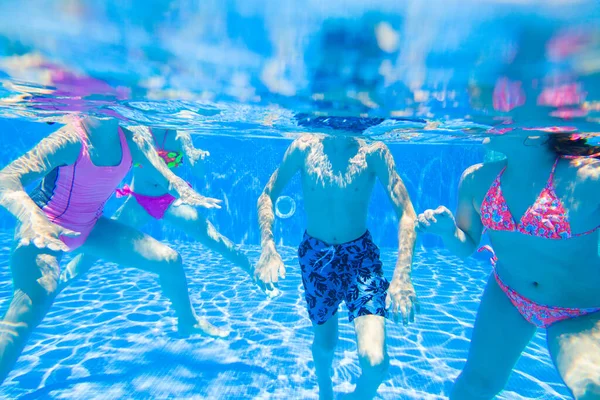 Crianças Nadando Piscina Subaquática — Fotografia de Stock