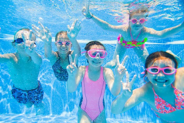 Crianças Nadando Piscina Subaquática — Fotografia de Stock