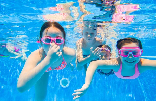Małe Dzieci Pływające Basenie Pod Wodą — Zdjęcie stockowe