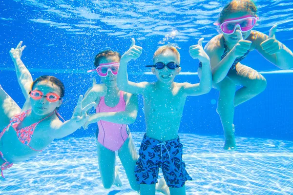 Crianças Nadando Piscina Subaquática — Fotografia de Stock