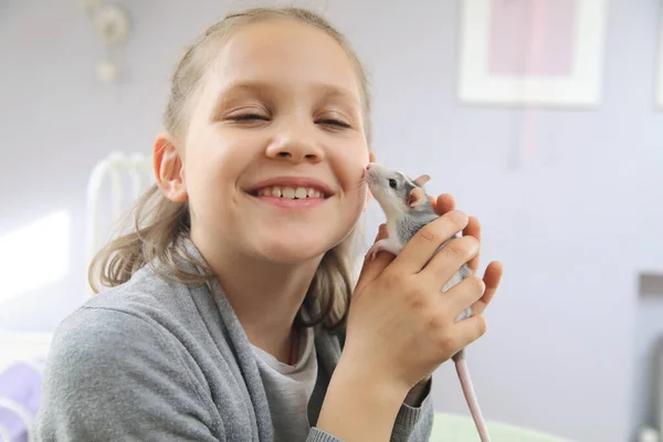 Little Girl Cute Plays Makes Friends White Tamed Mouse Home — Fotografia de Stock