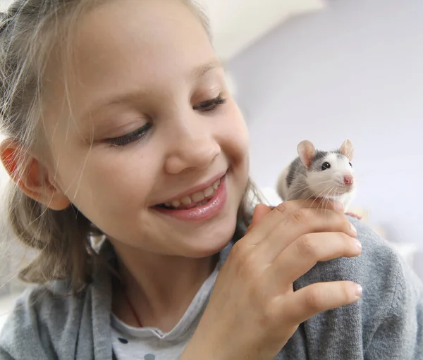 Little Girl Cute Plays Makes Friends White Tamed Mouse Home — Foto Stock