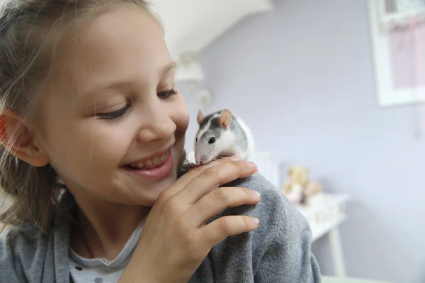 Little Girl Cute Plays Makes Friends White Tamed Mouse Home — Foto Stock