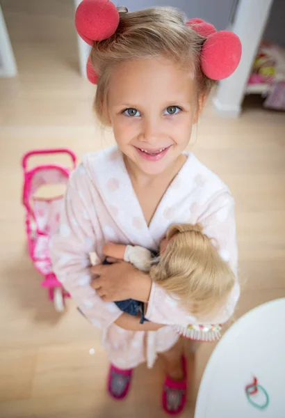 Çocuk Odasında Oyuncak Bebekle Oynayan Küçük Tatlı Bayanların Portresi — Stok fotoğraf