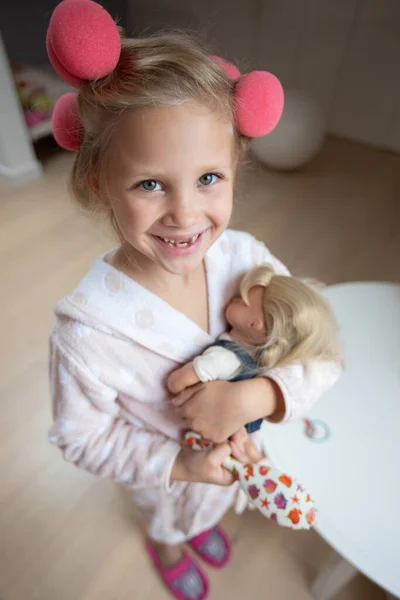 Portrait Petites Dames Mignonnes Jouant Avec Poupée Dans Chambre Des — Photo