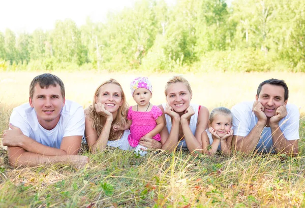 Portret Wielkiej Wielopokoleniowej Szczęśliwej Rodziny Świeżym Powietrzu — Zdjęcie stockowe