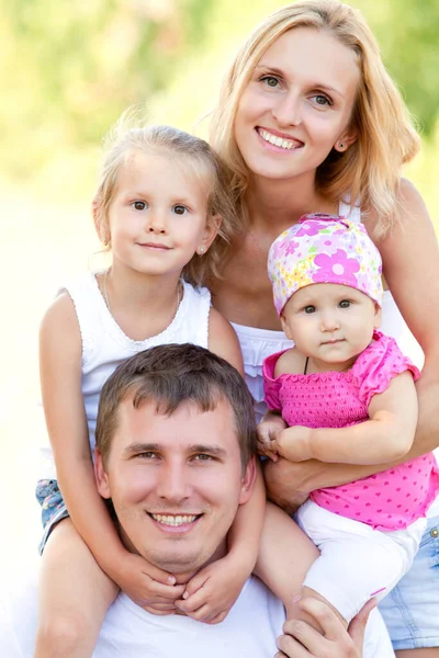 Portrait Jeune Couple Avec Leurs Deux Petites Filles — Photo