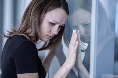 genç kadın kadın kriz anı cam duvara yaslandı