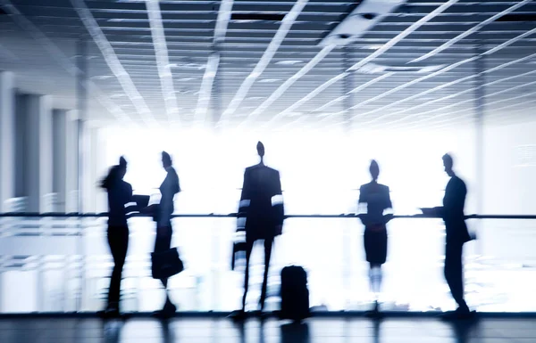 Várias Silhuetas Empresários Interagindo Fundo Aeroporto — Fotografia de Stock