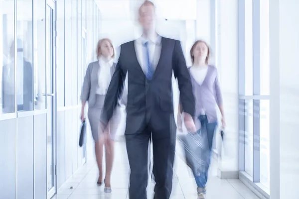 Företagare Går Korridoren Ett Businesscenter Uttalad Rörelseoskärpa — Stockfoto