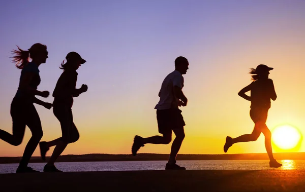 Gruppo Giovani Corre Spiaggia Sul Bellissimo Tramonto Estivo — Foto Stock