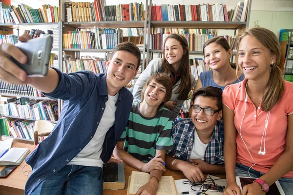 Gruppo Studenti Che Fanno Selfie Classe Scuola — Foto Stock