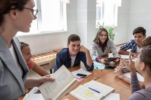 Grupo Estudiantes Que Escuchan Profesor Aula Escuela — Foto de Stock