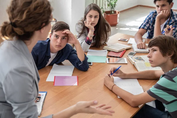 Groep Leerlingen Die Luisteren Naar Leraar Klas School — Stockfoto