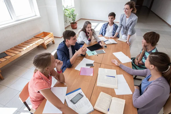 Grupo Estudiantes Que Escuchan Profesor Aula Escuela — Foto de Stock