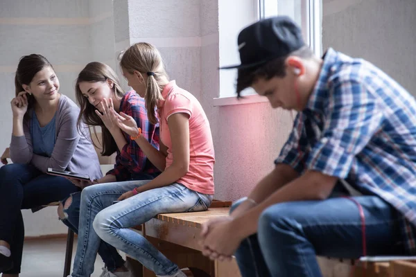 Ragazzo Teen Imbarazzato Gruppo Ragazze Scuola Corridoio — Foto Stock