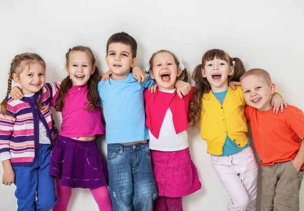 Grande Gruppo Bambini Diversi Parete Bianca — Foto Stock