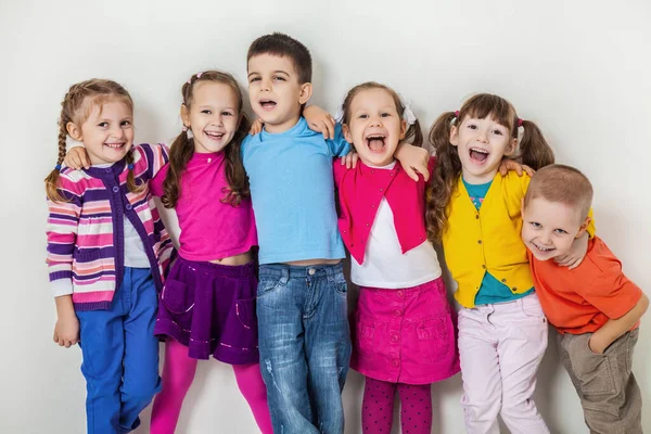 Grote Groep Van Uiteenlopende Kinderen Witte Muur — Stockfoto