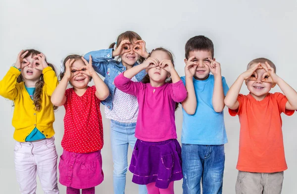 Grande Gruppo Bambini Diversi Parete Bianca — Foto Stock