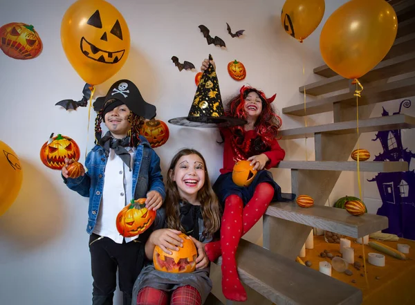 Küçük Çocuklar Cadılar Bayramını Evde Kutluyor — Stok fotoğraf