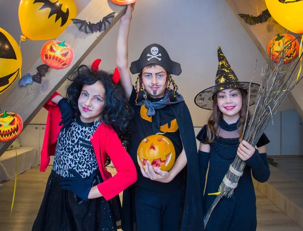 Kleine Kinderen Vieren Halloween Thuis — Stockfoto