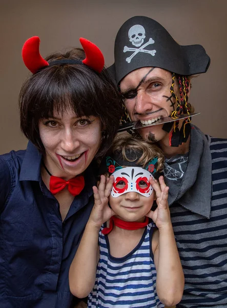 Rodina Oslavuje Halloween Doma — Stock fotografie